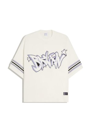 Witte T-shirt met korte mouwen, zwarte en paarse strepen op de mouwen en graffiti-stijl tekst "BRXLN" met sterren op de voorkant.