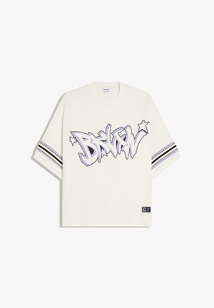 Biała koszulka z krótkim rękawem z czarnymi i fioletowymi paskami na rękawach oraz napisem w stylu graffiti "BRXLN" z gwiazdkami na przodzie.