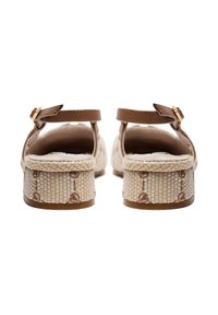 Hnědé kožené sandály s pletenou espadrilkovou patou. Mají zadní pásek s nastavitelnou přezkou a textured podešví, doplněné vzorem.