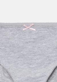 Graue Baumwollunterwäsche mit glatter Textur, ausgestattet mit einem dünnen elastischen Bund und einem kleinen rosa Schleifenakzent auf der Vorderseite.