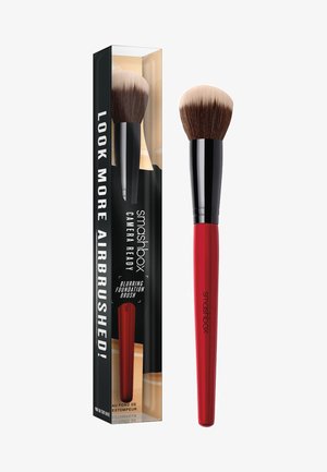 Smashbox vervagende foundationkwast met een ronde, synthetische borstelkop; rode handgreep; verpakt in een transparante zwarte doos met vetgedrukte tekst.