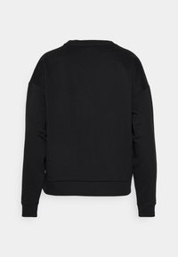 Sudadera negra de manga larga con cuello redondo, con puños y dobladillo acanalados, vista desde la parte posterior sobre un fondo blanco liso.