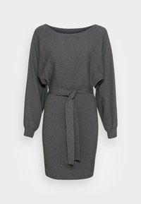 Graues Strickkleid mit weitem Ausschnitt, langen Ärmeln und einem Taillengürtel, das ein strukturiertes Gewebe und eine figurbetonte Silhouette zeigt.