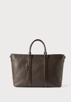 Bruine leren tote tas met een gestructureerd oppervlak, dubbele handvatten, een voorvak met ritssluiting en accentbanden die verticaal langs de zijkanten lopen.