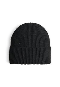 Gebreide zwarte beanie met een geribbelde textuur en omgeslagen boord, gemaakt van een dikke draad, met subtiele glinsteringen door het materiaal.