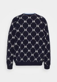 Pull bleu marine avec motif géométrique de losanges blancs et détail de col bleu clair, vu de dos.