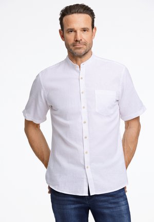 Kurzärmliges weißes Leinenhemd mit Stehkragen, Brusttasche und Knopfleiste; verfügt über aufgerollte Ärmel und eine lockere Passform.