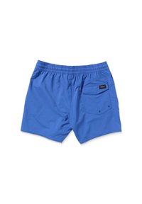Shorts de bain bleus en matériau léger, avec une taille élastique, une poche arrière avec rabat et des détails de couture visibles.