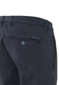Dunkelgraue Chinos mit glatter Textur, ausgestattet mit einer Gesäßtasche mit Knopfverschluss und dem Markennamen "MAC JEANS", der entlang des Taillenbunds eingestickt ist.