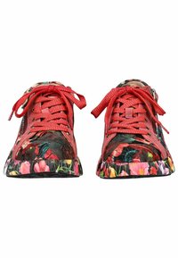 Des baskets à motif floral rouge présentent un dessus en tissu texturé avec un système de laçage et un bout arrondi. Semelle extérieure en caoutchouc noir.