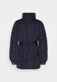 Námořnická puffer bunda s vysokým límcem, páskem v pase a elastickými manžetami. Obsahuje prošívaný design a boční kapsy.