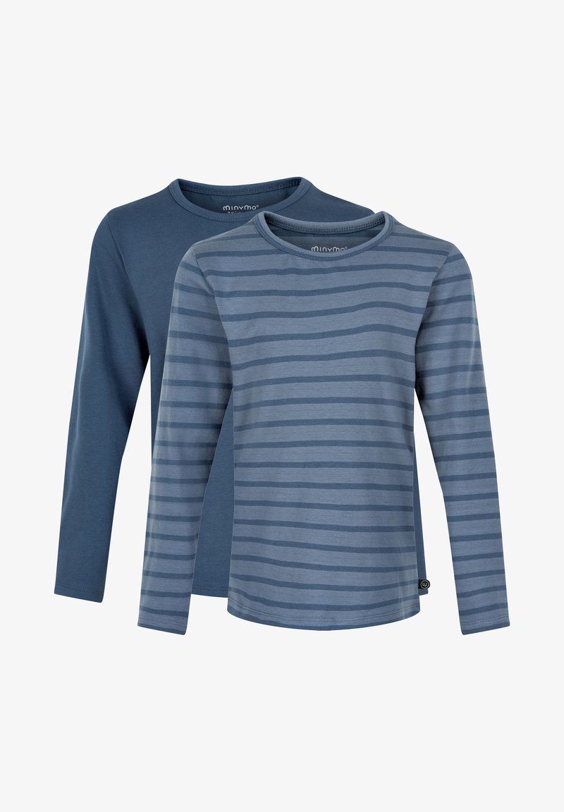 To lange ærmede skjorter: en ensfarvet mørkeblå og en lyseblå med mørke vandrette striber. Begge har rund halsudskæring og blødt stof.