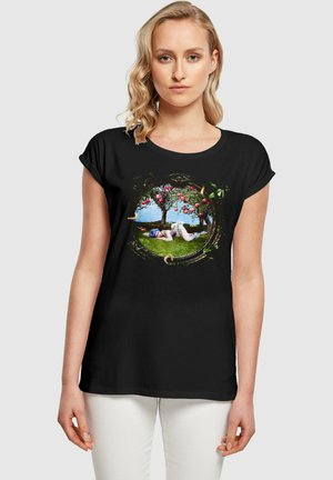 T-shirt noir avec un graphique coloré d'arbres portant des pommes rouges et un ciel bleu, encadré par un design circulaire avec des accents de verdure.