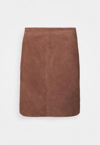 Bruine suède rok met een gladde textuur, eenvoudig ontwerp, rechte snit en een middellange silhouet. Geen zichtbare accessoires of patronen.