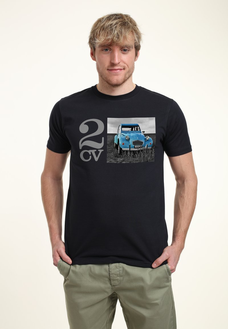 Černé bavlněné tričko s grafikou klasického modrého auta a textem „2 CV“ v šedé barvě, s kulatým výstřihem a krátkými rukávy.