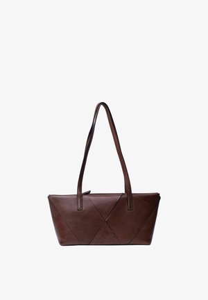 Braune rechteckige Lederhandtasche mit zwei Schulterriemen und einem geometrisch gesteppten Design über die gesamte Oberfläche.