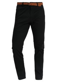 Svarta byxor i bomullsblandning med en smal passform. Utrustade med ett brunt läderbälte och framfickor.