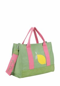 Sac fourre-tout en toile verte avec des bretelles roses et un motif de citron jaune sur le devant ; équipé de ferrures pour une sangle d'épaule ajustable.