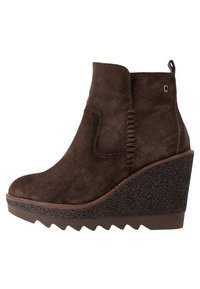 Bruna mocka ankelstövlar med kilklack, med en texturerad sula, sidostygn och en dragflik baktill.