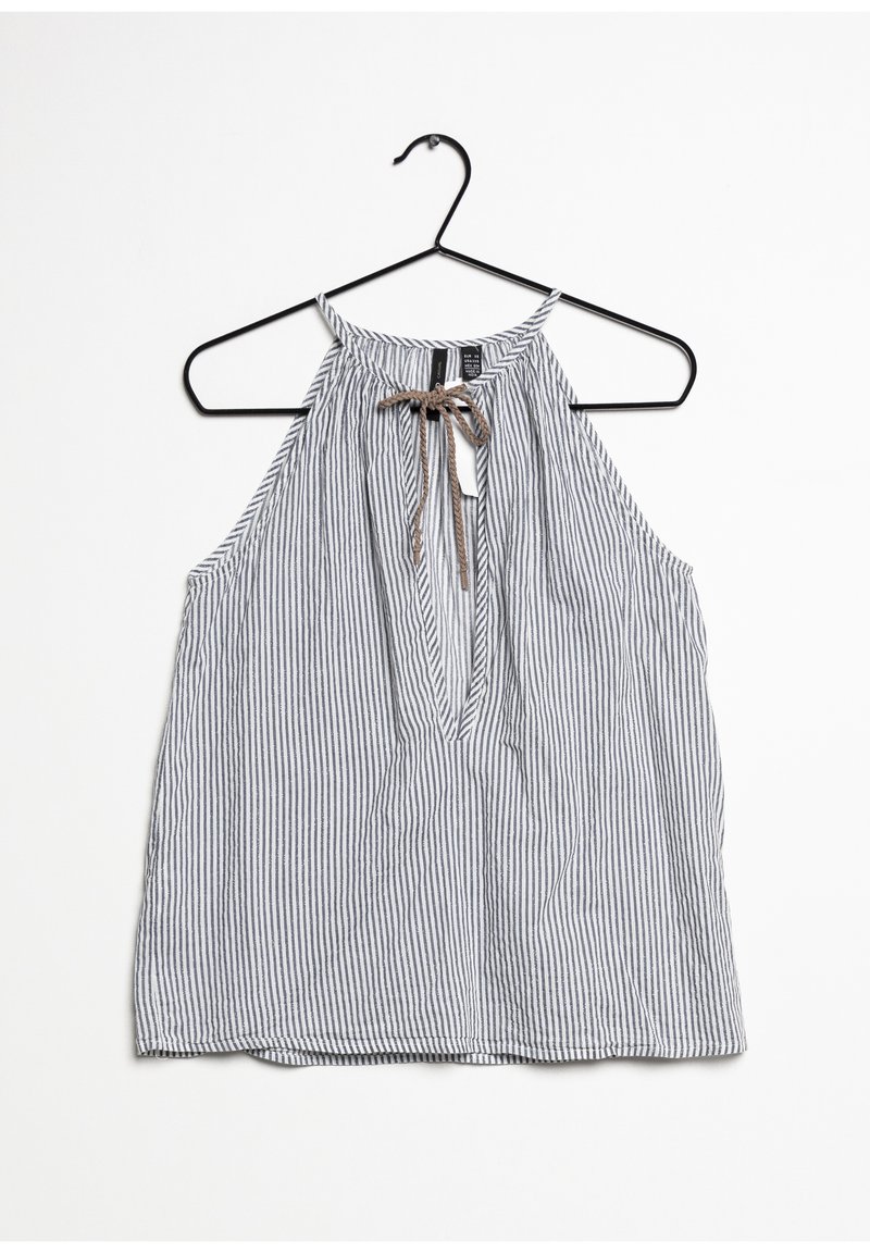 Stripowany top na halter z wiązanym dekoltem, z pionowymi niebieskimi i białymi paskami, lekkim materiałem i luźnym krojem.