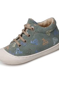 Sneaker in tessuto verde con motivo di barche a vela in blu, giallo e arancione. Presenta una cap toe in gomma e lacci beige. Superficie testurizzata.