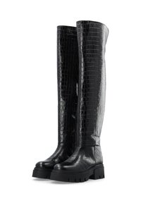 Botas negras hasta la rodilla hechas de charol sintético con textura de cocodrilo, con suelas gruesas y diseño de punta redonda.