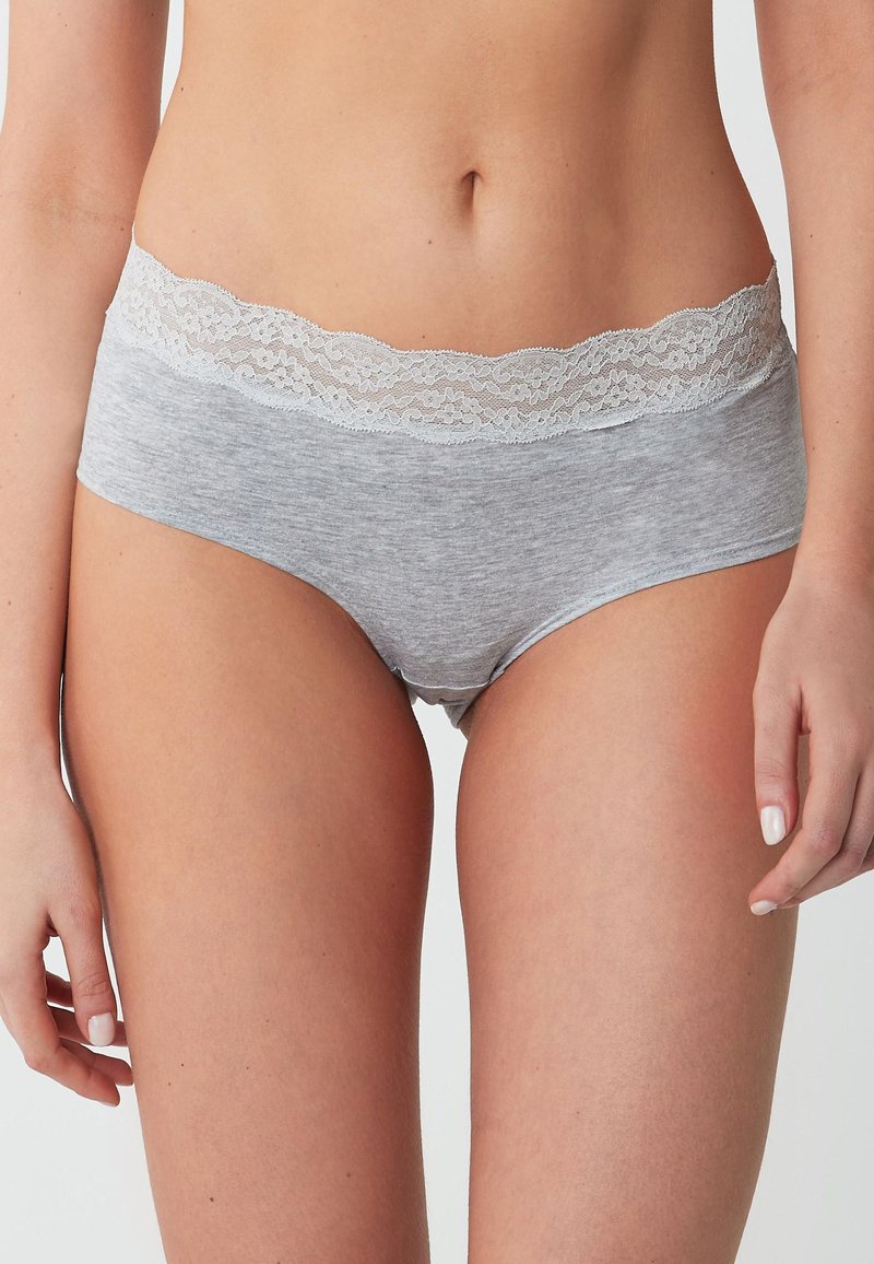 Mutandine hipster in cotone grigio con una delicata fascia in pizzo bianco, caratterizzate da una texture morbida e un design liscio.