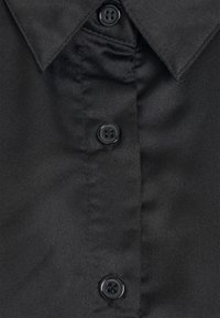Camicia nera con bottoni, caratterizzata da una trama liscia e setosa, con colletto classico e cinque bottoni neri lungo la parte anteriore.
