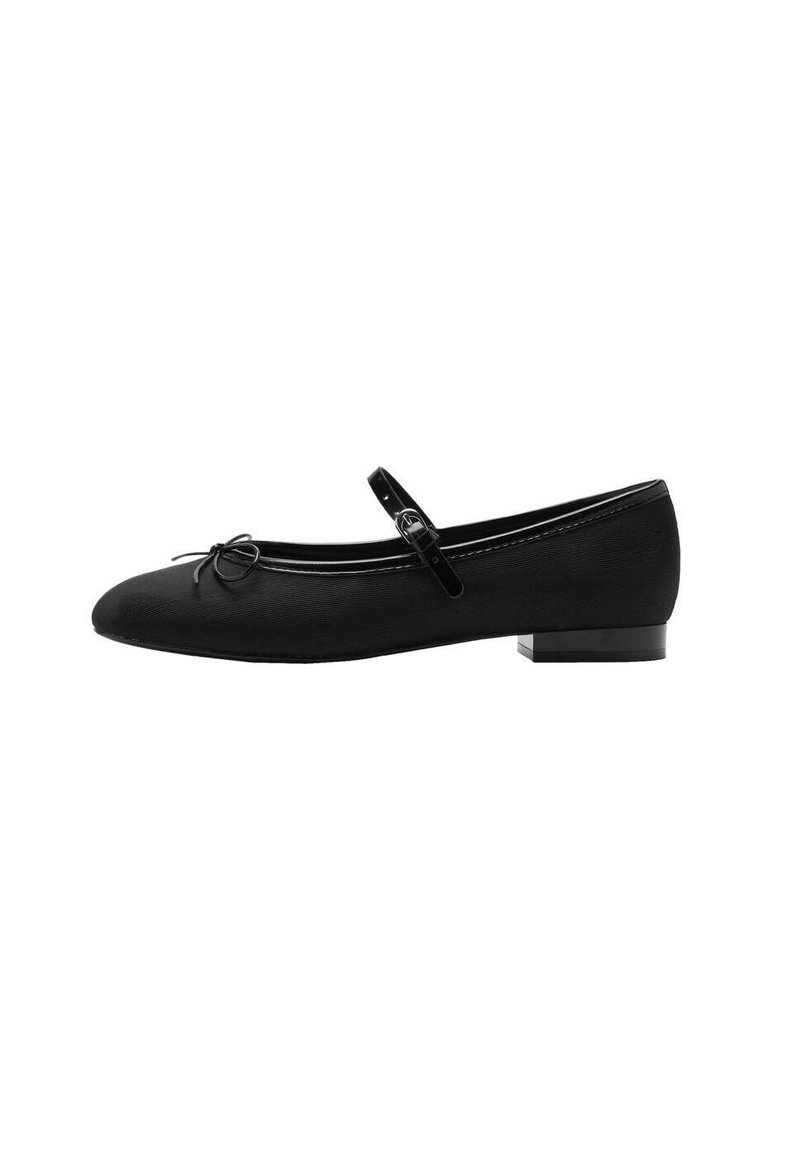 Bailarinas negras con punta redondeada, parte superior texturizada y una tira delgada en el empeine. Pequeño detalle de lazo en la punta y tacón bajo.