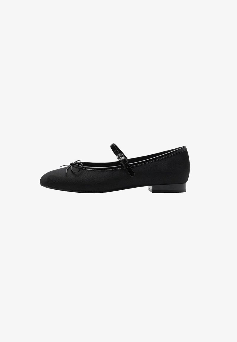 Bailarinas negras con punta redondeada, parte superior texturizada y una tira delgada en el empeine. Pequeño detalle de lazo en la punta y tacón bajo.