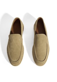 Suède loafers in taupe met een ronde neus, gestikte details en een gestructureerde espadrille zool. Glad interieur en een instapontwerp.