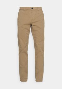 Herrslim-fit beiga chinos med bältesöglor, framknapp och sidofickor, visade mot en vit bakgrund.