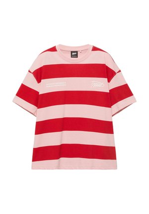 T-shirt met brede horizontale rode en roze strepen, korte mouwen, ronde hals en witte tekst op de borst met de tekst "UNITING ALL MOVEMENTS FROM ALL BACKGROUNDS."