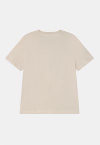 Koszulka z krótkim rękawem w jasnym beżowym kolorze z bawełny, z okrągłym dekoltem i podstawowym wzorem. Gładka tekstura, bez widocznych wzorów lub akcentów.