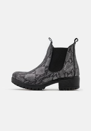 Botte hauteur cheville noire et grise à motif peau de serpent, avec panneau latéral élastique, languettes de traction, talon épais et semelle robuste.
