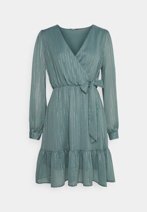 Robe portefeuille verte avec manches longues en voile transparent, rayures verticales argentées, ceinture à la taille et ourlet à volants.