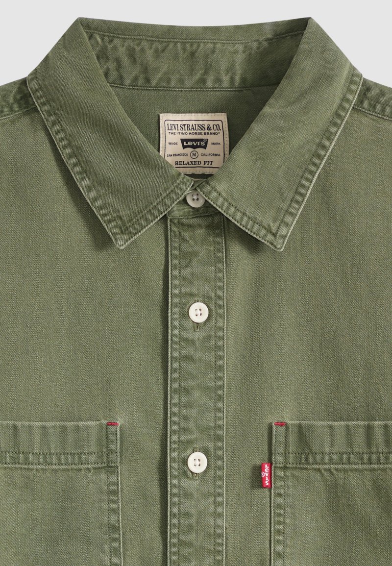 Camicia verde Levi's dal taglio rilassato con colletto, bottoni frontali, due tasche sul petto e etichetta Levi's visibile sulla tasca e all'interno del colletto.