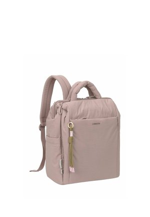 Sac à dos mauve de forme carrée avec bretelles rembourrées, une poignée supérieure, une poche avant et un porte-clés décoratif à pompons verts et roses.