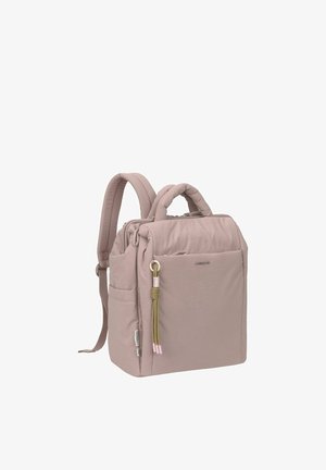 Sac à dos mauve de forme carrée avec bretelles rembourrées, une poignée supérieure, une poche avant et un porte-clés décoratif à pompons verts et roses.