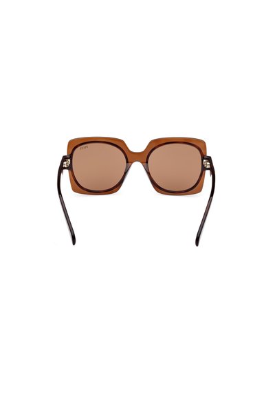 Gafas de sol rectangulares marrones con lentes tintados, parte superior plana y ancha, y brazos negros elegantes con sutiles acentos de hardware.