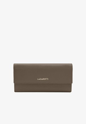 Portefeuille en cuir brun avec un extérieur texturé, doté d'une fermeture à rabat et d'un logo embossé sur le devant. Forme rectangulaire compacte.