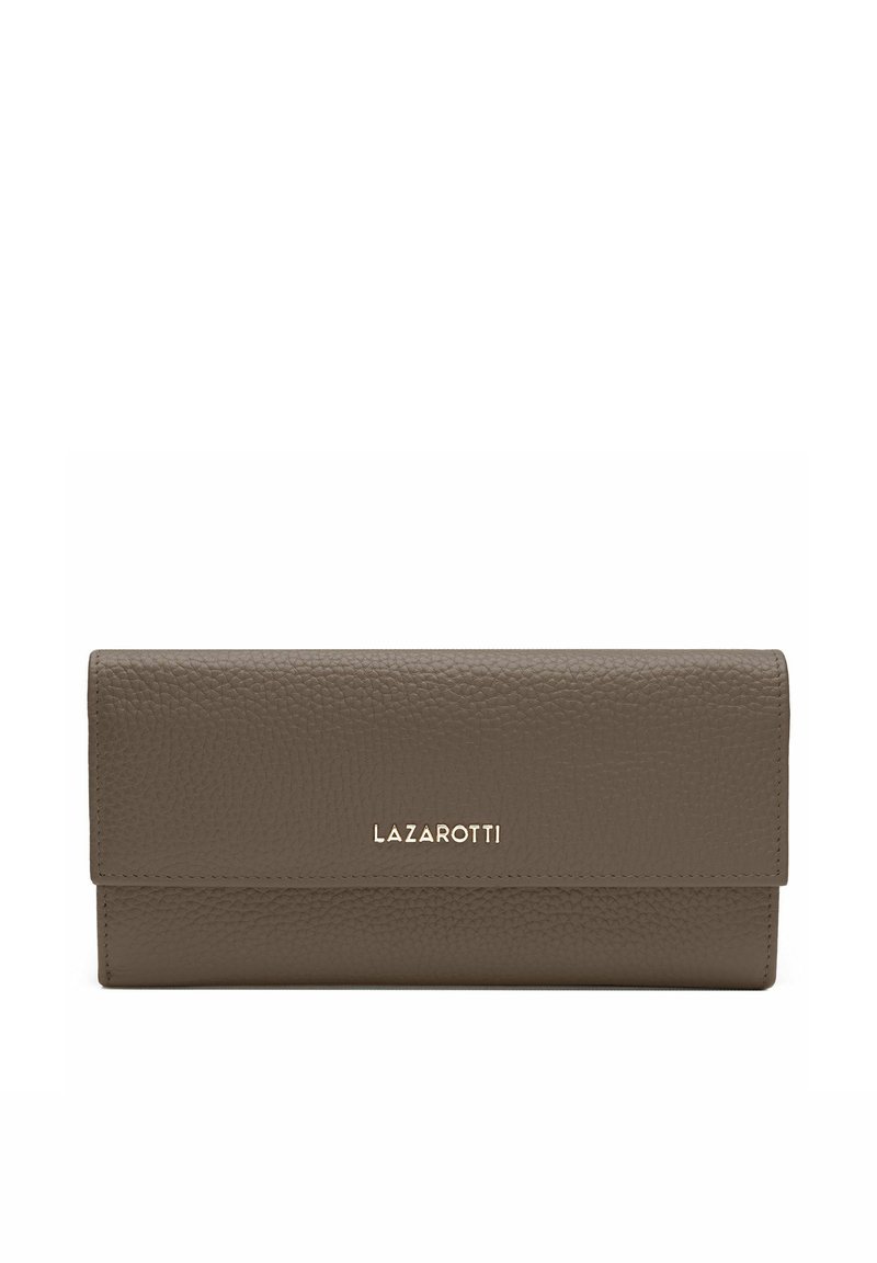 Cartera de cuero marrón con un exterior texturizado, que presenta un cierre con solapa y un logo embosado en la parte frontal. Forma rectangular compacta.