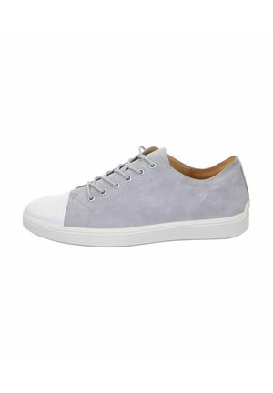 Graue Wildledersneaker mit weißer Gummikappe, sechs Ösen und weißer Gummisohle. Glatte Textur mit minimalistischem Design.