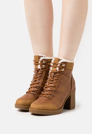 ONLY SHOES Stivaletti con tacco - brown
