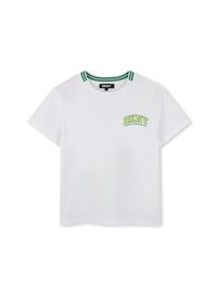 Camiseta de algodón blanca con escote en V y cuello de rayas verdes. Presenta el logo de DKNY en amarillo y verde en el lado izquierdo del pecho. Mangas cortas.