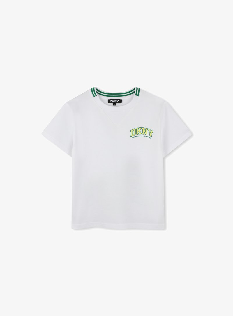 Camiseta de algodón blanca con escote en V y cuello de rayas verdes. Presenta el logo de DKNY en amarillo y verde en el lado izquierdo del pecho. Mangas cortas.