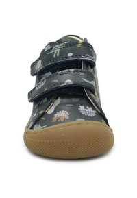 Scarpa sintetica nera con cinturini in velcro, caratterizzata da motivi animali multicolori. Punta rotonda e suola in gomma testurizzata di colore beige.