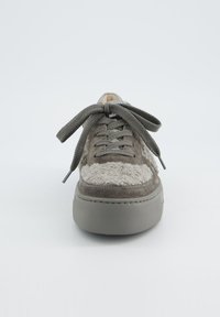 Szare zamszowe trampki z teksturowanym, puszystym białym panelem, okrągłym noskiem i grubą gumową podeszwą. Oferują szare sznurówki i miękką podszewkę.