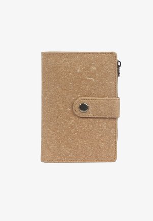 Braune, strukturierte Geldbörse aus einem weichen Material, mit einem Druckknopfverschluss und einem Reißverschluss an der Seite für sicheren Stauraum.