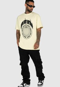 MJ Gonzales MÄNNER WORLDWIDE X HEAVY OVERSIZED - T-Shirt print - softyellow